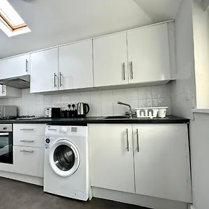 Coastal Comfort Duplex: Spacious 4-bedroom Near Bournemouth